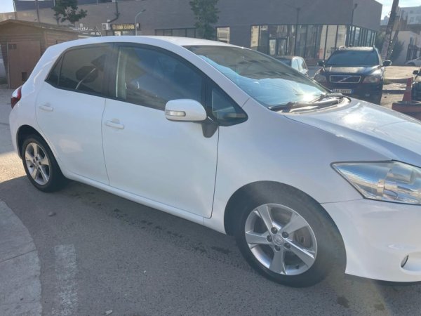 Tirane, shes makine Toyota Auris Nafte, e bardhë, manuale Klima  5100 euro  i  i diskutueshem