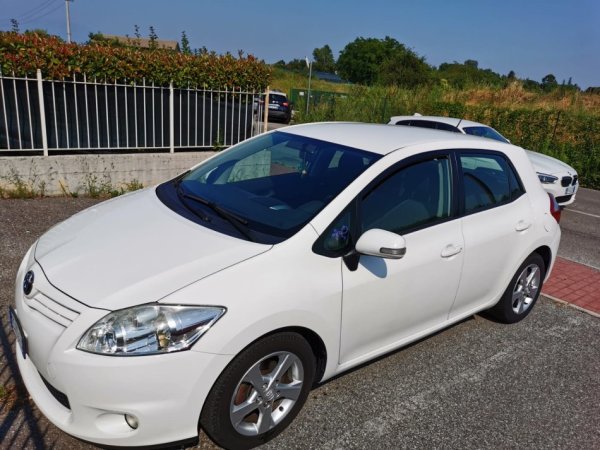 Tirane, shes makine Toyota Auris Nafte, e bardhë, manuale Klima  5100 euro  i  i diskutueshem