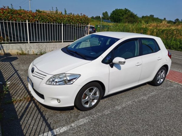 Tirane, shes makine Toyota Auris Nafte, e bardhë, manuale Klima  5100 euro  i  i diskutueshem