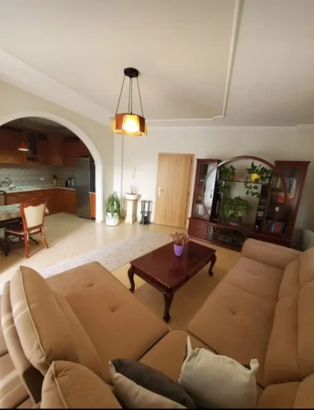 Tirane, jepet me qera apartament 2+1 Kati 2, 450 € 