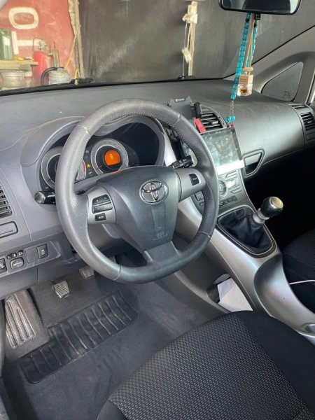 Tirane, shes makine Toyota Auris Nafte, e bardhë, manuale Klima  5100 euro  i  i diskutueshem