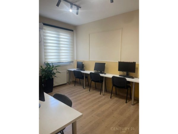 Tirane, jepet me qera ambjent biznesi Kati 4, 170 m² 1.500 € 