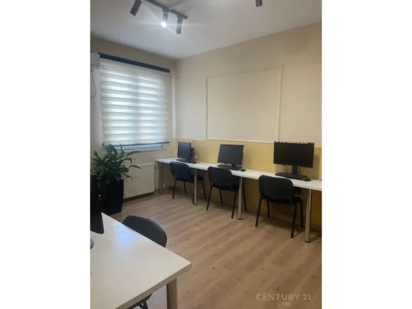 Tirane, jepet me qera ambjent biznesi Kati 4, 170 m² 1.500 € 
