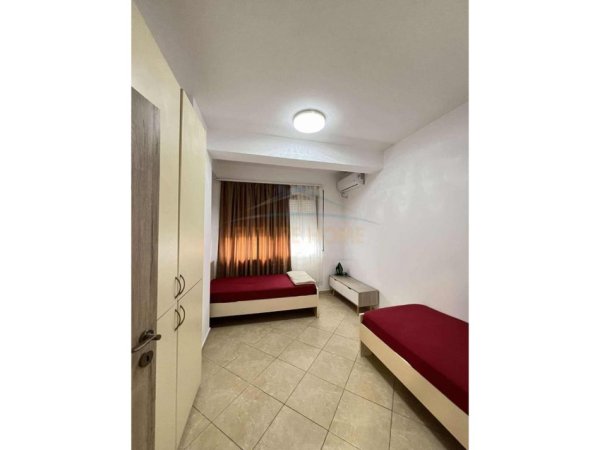 Tirane, jepet me qera apartament 2+1 Kati 8, 129 m² 500 € (Unaza E Re)