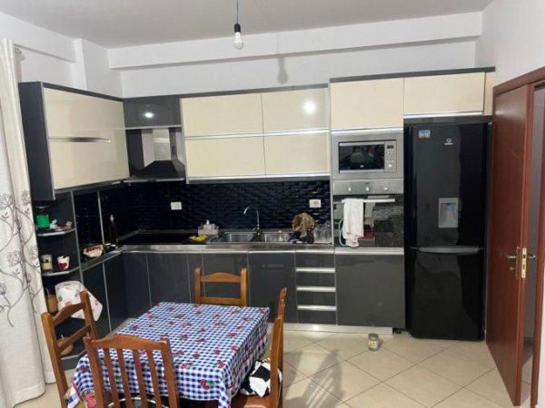 Tirane, jepet me qera apartament 1+1 Kati 1, 70 m² 400 € (fresku)