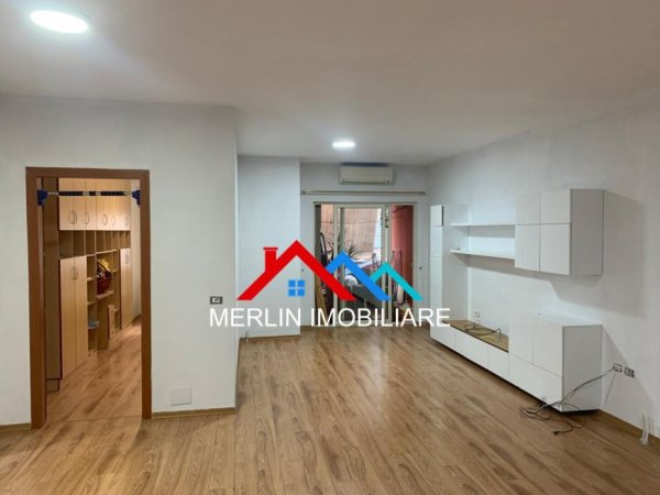 Tirane, jepet me qera apartament 2+1+Ballkon Kati 3, 102 m² 600 € (RRUA 3 DESHMORET,YZBERISHT)