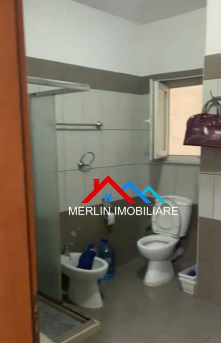 Tirane, jepet me qera apartament 2+1+Ballkon Kati 3, 102 m² 600 € (RRUA 3 DESHMORET,YZBERISHT)