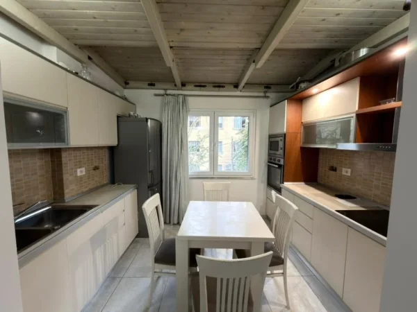 Tirane, jepet me qera apartament 2+1 Kati 1, 71 m² 650 € 