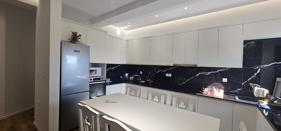 Tirane, jepet me qera apartament 3+1+Aneks+Ballkon , 105 m² 550 € 