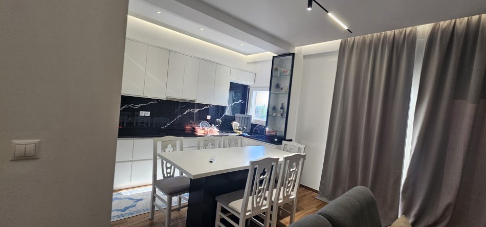 Tirane, jepet me qera apartament 3+1+Aneks+Ballkon , 105 m² 550 € 