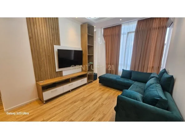 Tirane, jepet me qera apartament 2+1 Kati 2, 82 m² 700 € (Xhamllik)