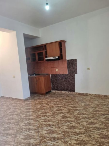 Tirane, jepet me qera apartament 1+1 Kati 2, 250 € 