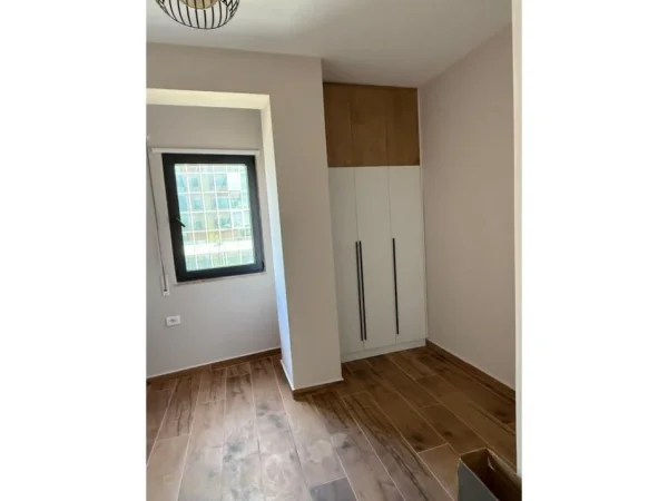 Tirane, jepet me qera apartament 2+1 Kati 2, 107 m² 650 € (ASTIR)