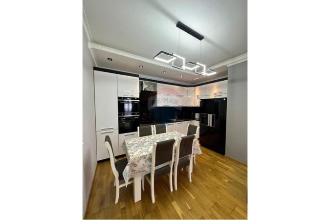 Tirane, jepet me qera apartament 2+1 , 115 m² 600 € (Astir)