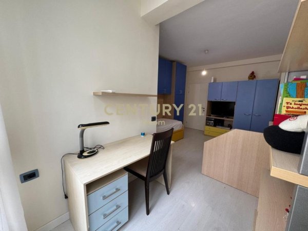 Tirane, jepet me qera apartament 2+1+Ballkon Kati 5, 99 m² 850 € (KOMUNA E PARISIT)