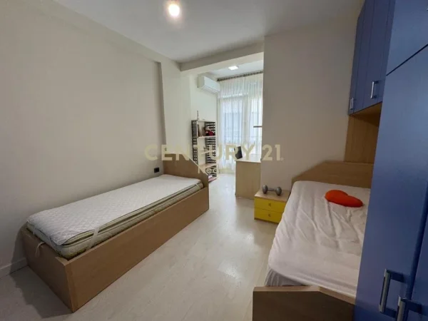 Tirane, jepet me qera apartament 2+1+Ballkon Kati 5, 99 m² 850 € (KOMUNA E PARISIT)