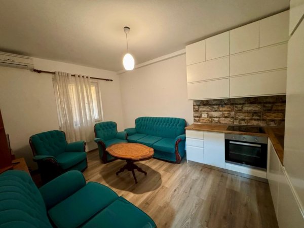 Tirane, jepet me qera apartament 1+1 Kati 5, 500 € 
