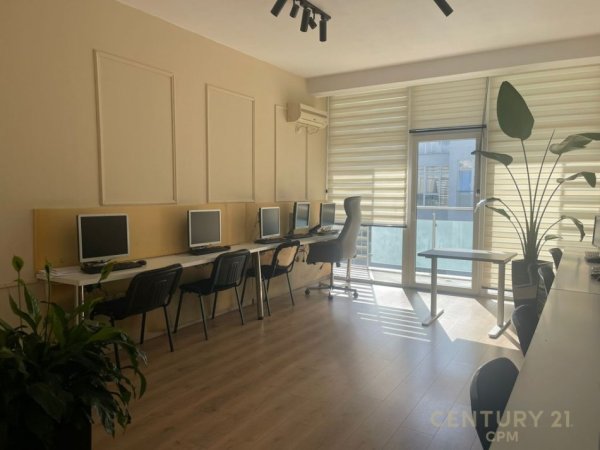 Tirane, jepet me qera zyre Kati 4, 170 m² 1.500 € (Kika 2) Komuna e Parisit