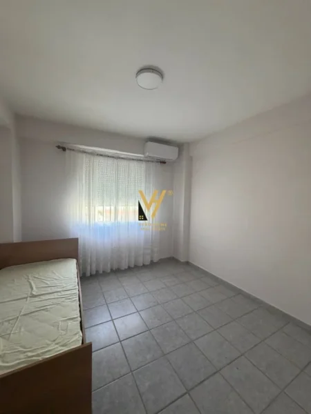 Tirane, jepet me qera apartament 4+1+Ballkon Kati 8, 160 m² 1.000 € (RRUGA FORTUZI)