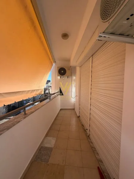 Tirane, jepet me qera apartament 4+1+Ballkon Kati 8, 160 m² 1.000 € (RRUGA FORTUZI)