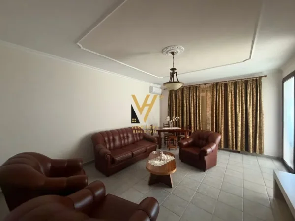 Tirane, jepet me qera apartament 4+1+Ballkon Kati 8, 160 m² 1.000 € (RRUGA FORTUZI)