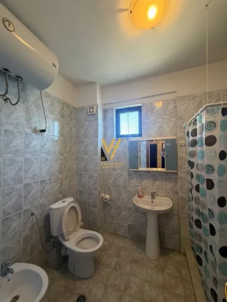 Tirane, jepet me qera apartament 4+1+Ballkon Kati 8, 160 m² 1.000 € (RRUGA FORTUZI)
