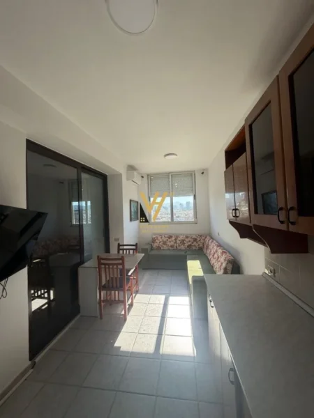 Tirane, jepet me qera apartament 4+1+Ballkon Kati 8, 160 m² 1.000 € (RRUGA FORTUZI)