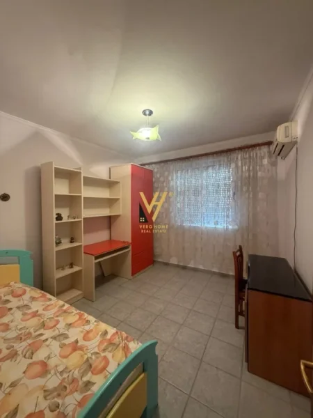 Tirane, jepet me qera apartament 4+1+Ballkon Kati 8, 160 m² 1.000 € (RRUGA FORTUZI)