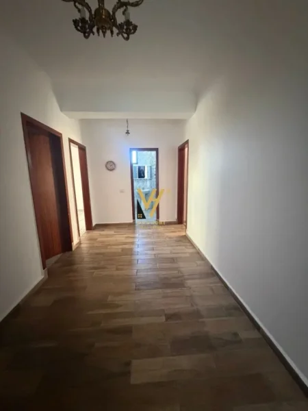 Tirane, jepet me qera apartament 4+1+Ballkon Kati 8, 160 m² 1.000 € (RRUGA FORTUZI)