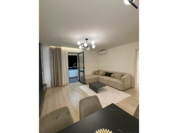 Tirane, jepet me qera apartament 2+1+Aneks+Ballkon Kati 8, 110 m² 1.200 € (Prane Ambasades Amerikane)