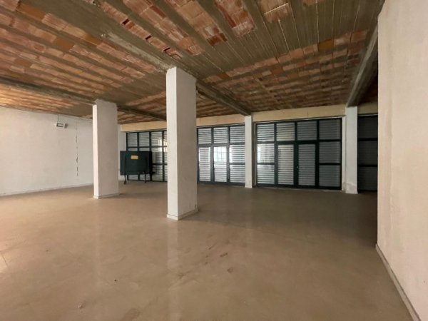 Tirane, jepet me qera ambjent biznesi Kati 1, 1.100 m² 12.000 € 