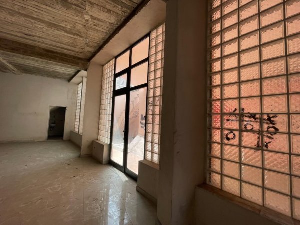 Tirane, jepet me qera ambjent biznesi Kati 1, 1.100 m² 12.000 € 