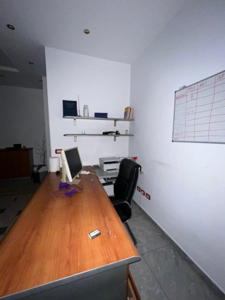 Jepet me Qira Ambient Biznesi / Zyrë në fillim te Rruges se Kavajes, Kati 1, 80 m²,  700 mije leke