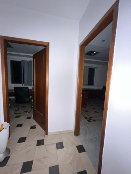 Jepet me Qira Ambient Biznesi / Zyrë në fillim te Rruges se Kavajes, Kati 1, 80 m²,  700 mije leke