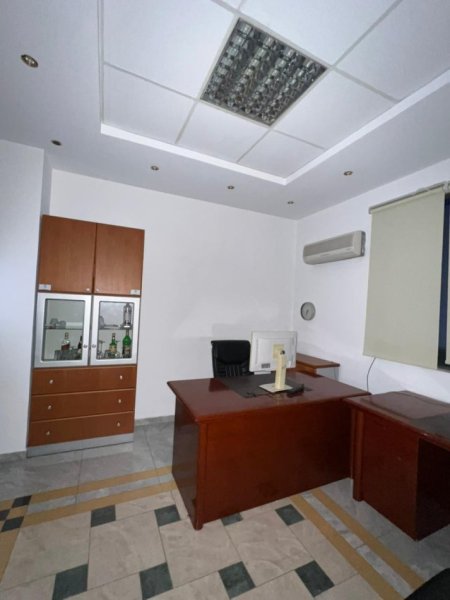 Jepet me Qira Ambient Biznesi / Zyrë në fillim te Rruges se Kavajes, Kati 1, 80 m²,  700 mije leke