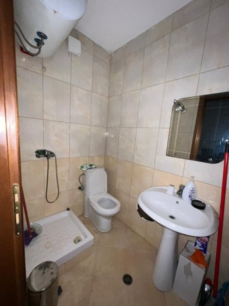 Jepet me Qira Ambient Biznesi / Zyrë në fillim te Rruges se Kavajes, Kati 1, 80 m²,  700 mije leke