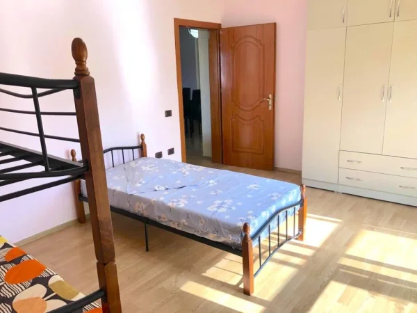 Tirane, jepet me qera apartament 2+1+Ballkon Kati 3, 100 m² 370 € (Rruga Jordan Misja , te shinat)