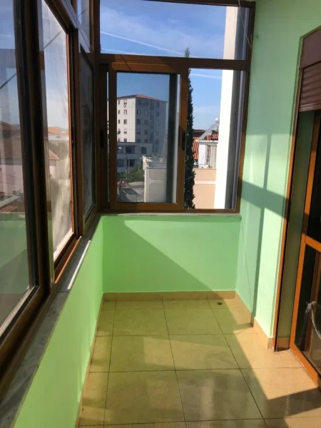 Tirane, jepet me qera apartament 2+1+Ballkon Kati 3, 100 m² 370 € (Rruga Jordan Misja , te shinat)