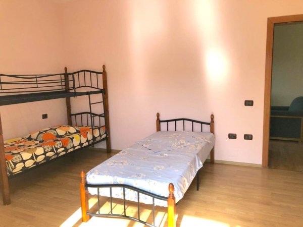 Tirane, jepet me qera apartament 2+1+Ballkon Kati 3, 100 m² 370 € (Rruga Jordan Misja , te shinat)