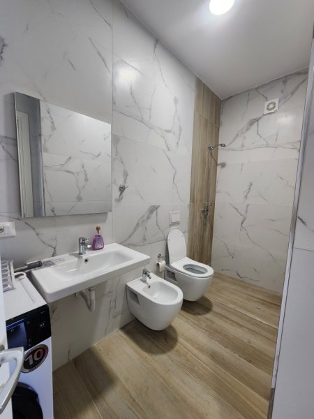 Tirane, jepet me qera apartament 1+1 Kati 9, 59 m² 550 € (Trio Tower)