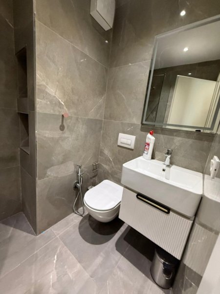 Tirane, jepet me qera 3+1 Kati 3, 150 m² 1.700 € 