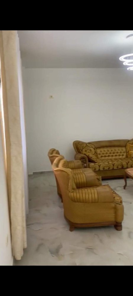 Tirane, jepet me qera Vile 3+1 Kati 2, 160 m² 450 Euro (rruga paro kita)