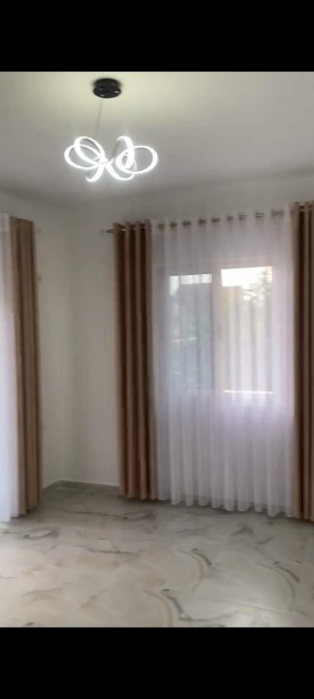 Tirane, jepet me qera Vile 3+1 Kati 2, 160 m² 450 Euro (rruga paro kita)