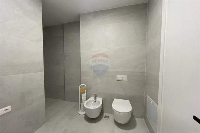 Tirane, jepet me qera apartament duplex 3+1+BLK Kati 1, 160 m² 1.600 Euro (liqeni that)
