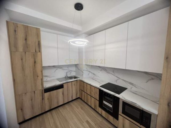 Tirane, jepet me qera apartament 2+1+BLK Kati 4, 106 m² 500 Euro (Rruga Jordan Misja, Ish Stacioni i Trenit)
