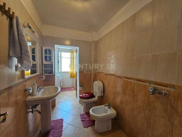 Tirane, jepet me qera apartament 2+1+BLK Kati 2, 70 m² 400 Euro (Rr. Mihal Grameno, Tregu Elektrik)