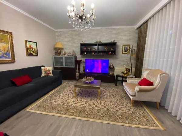 Tirane, jepet me qera apartament 2+1 Kati 9, 130 m² 1.000 Euro ne rrugen e Barikadave