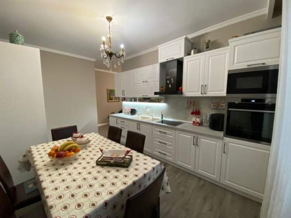 Tirane, jepet me qera apartament 2+1 Kati 9, 130 m² 1.000 Euro ne rrugen e Barikadave