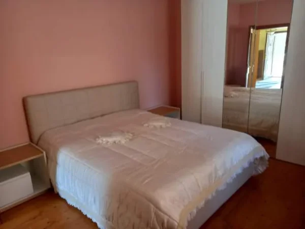 Tirane, jepet me qera apartament 2+1 Kati 3, 100 m² 450 Euro (Rruga e Kavajes)