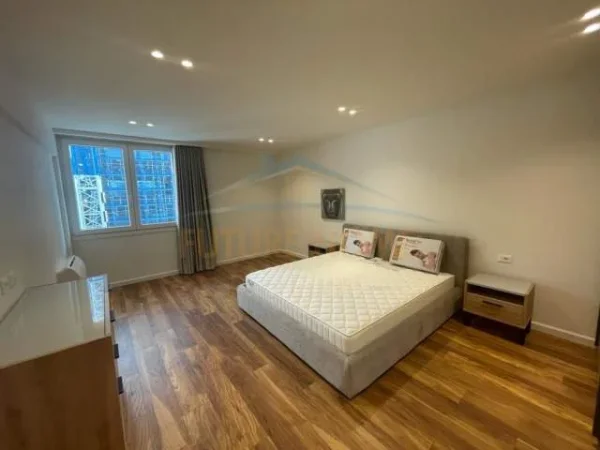 Tirane, jepet me qera apartament duplex Dublex Kati 7, 120 m² 1.000 Euro (Qender)